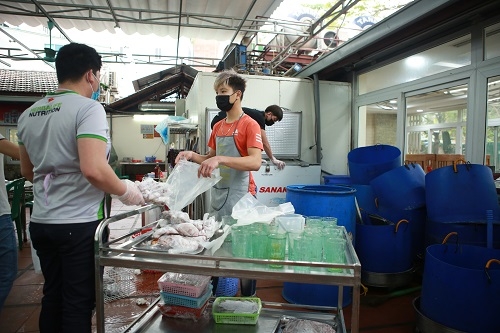 Các nhân viên của quán này đang thu dọn, lau dọn các vật dụng tại quán để đóng cửa quán